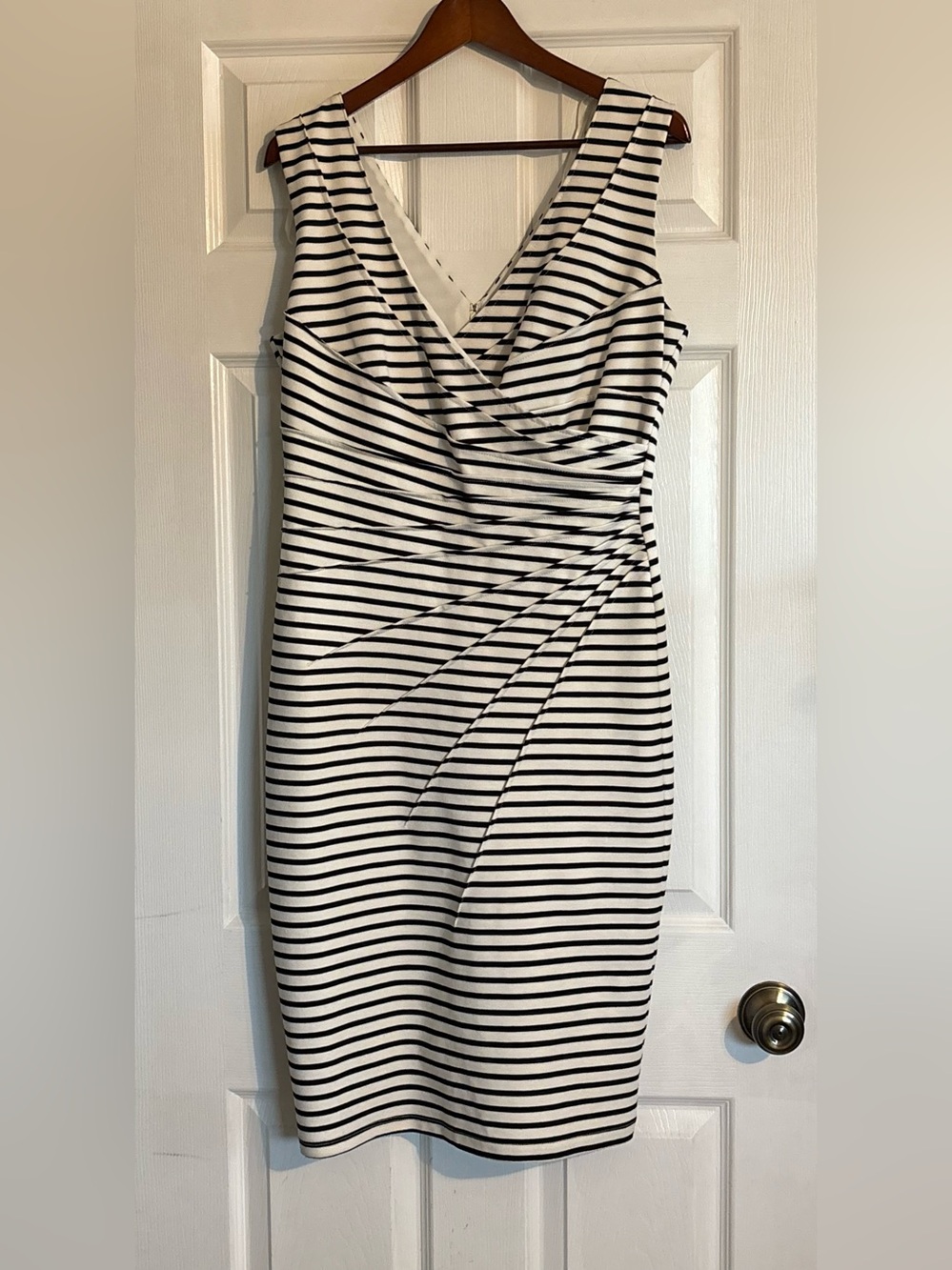 Le Chateau Black & White Striped Bodycon Sheath Dress with Ruching Size Xlarge - Picture 8 of 10
